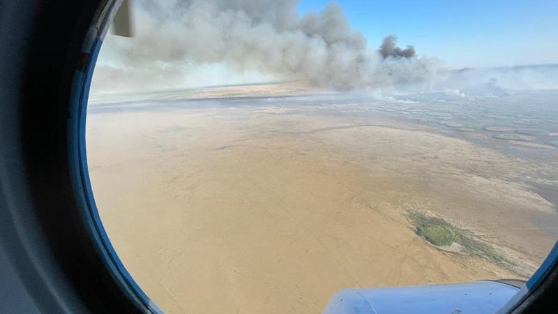 70 огнеборцев тушат возгорание камыша в Атырауской области