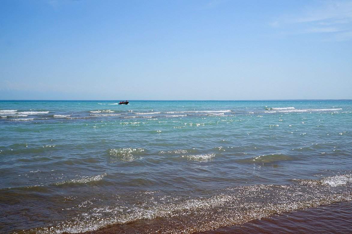 Семья с шестью детьми застряла в водах Капчагая 