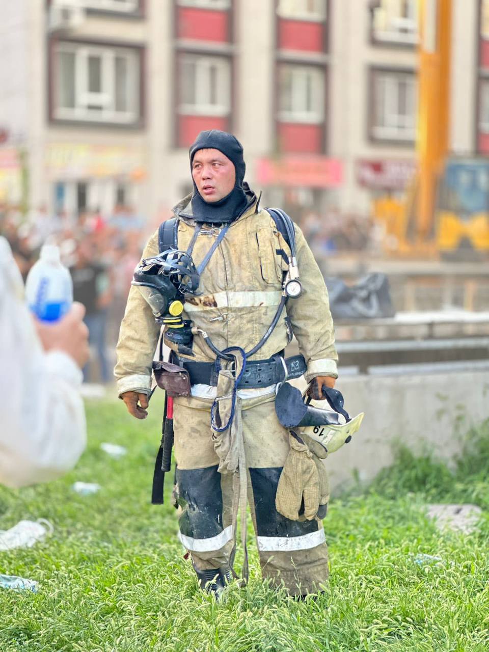 В МЧС показали уставших пожарных после тушения многоэтажки в Алматы