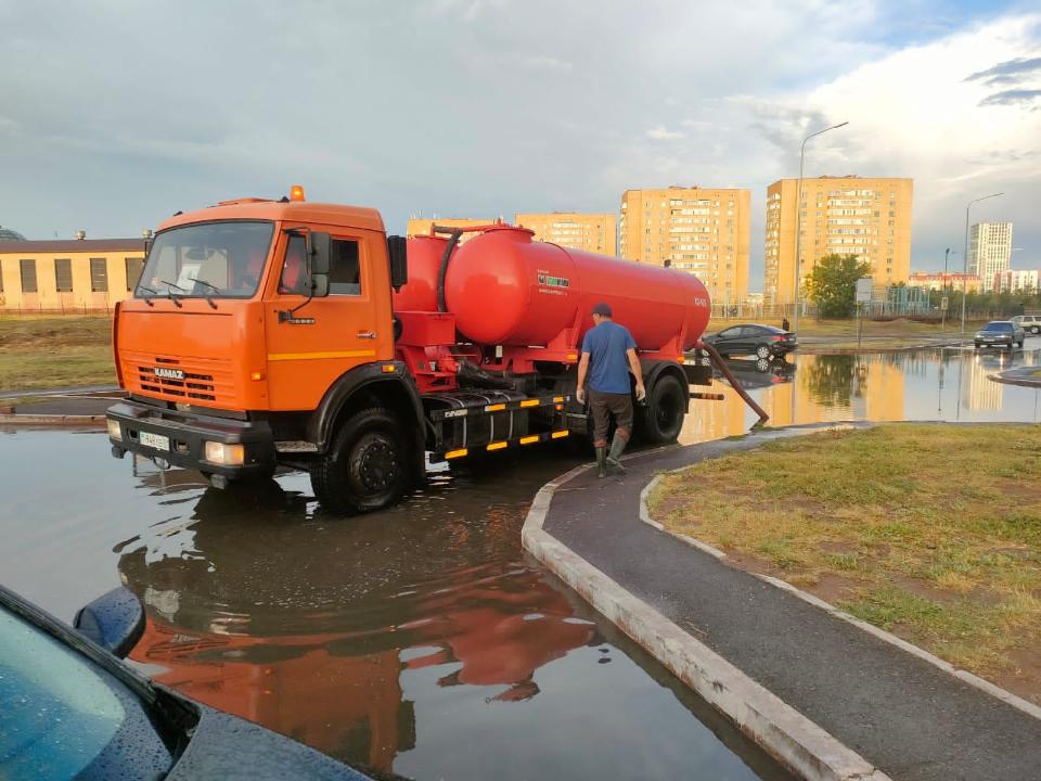 В столице более 100 единиц спецтехники откачивали воду с улиц после дождя