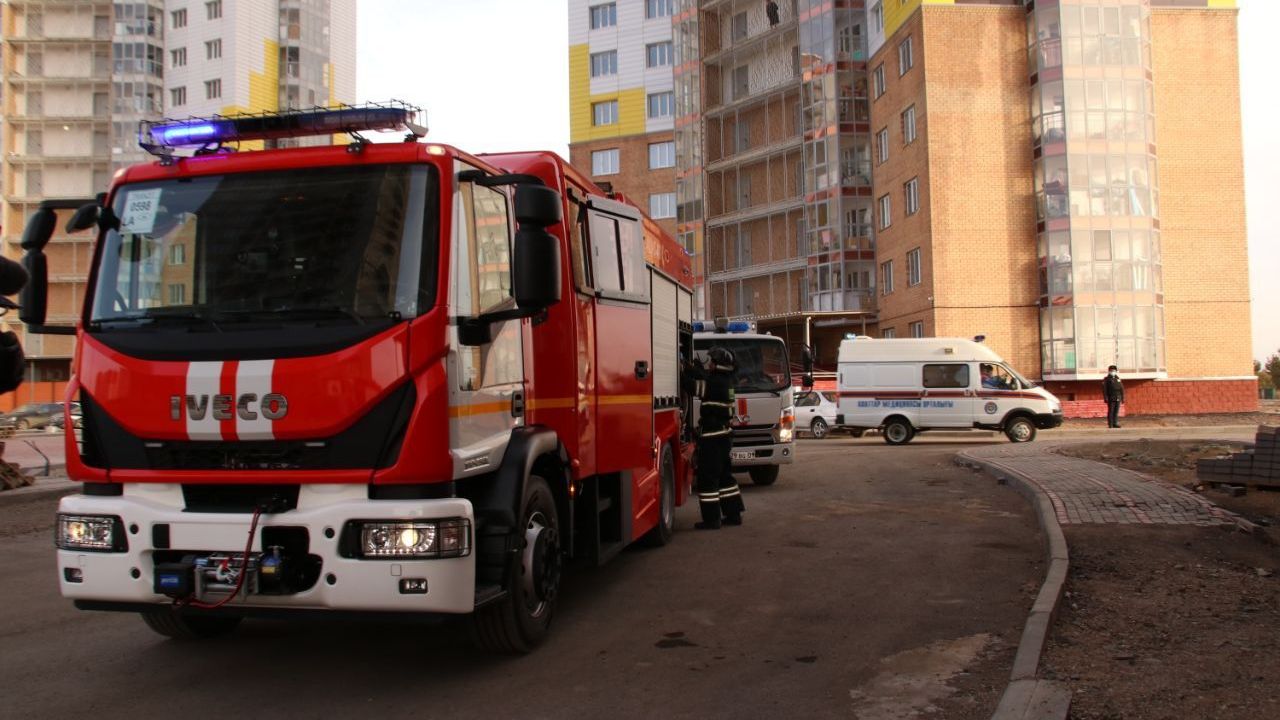 В Караганде из горящей квартиры спасли двоих детей