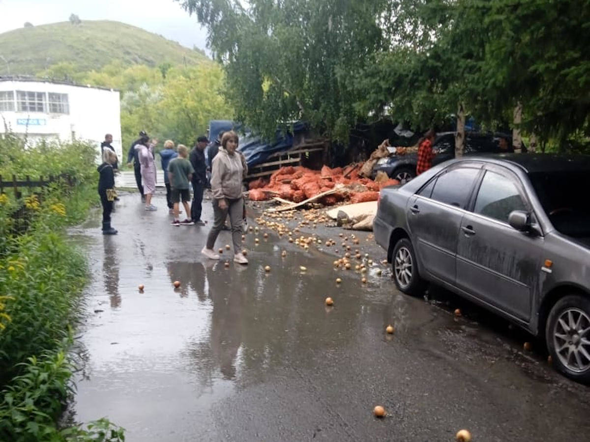 Большегруз, груженный луком, перевернулся около Риддера