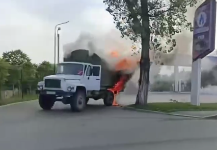 Грузовик загорелся у заправки в Алматы - видео