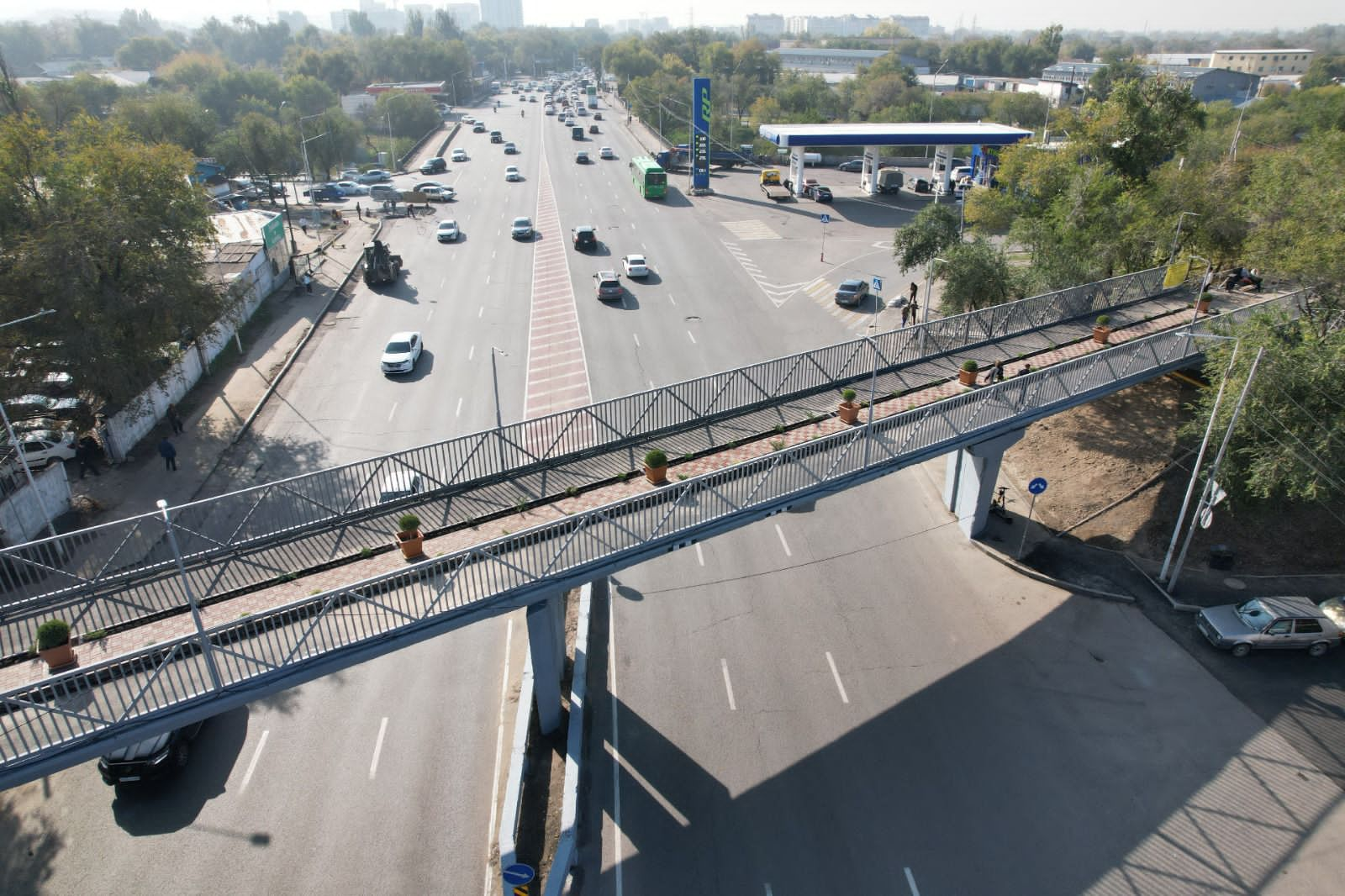 Ерболат Досаев ознакомился с ходом ремонта пешеходного моста по проспекту Райымбека