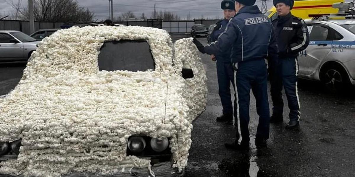 В Петропавловске блогер запенил автомобиль монтажной пеной и катался по городу