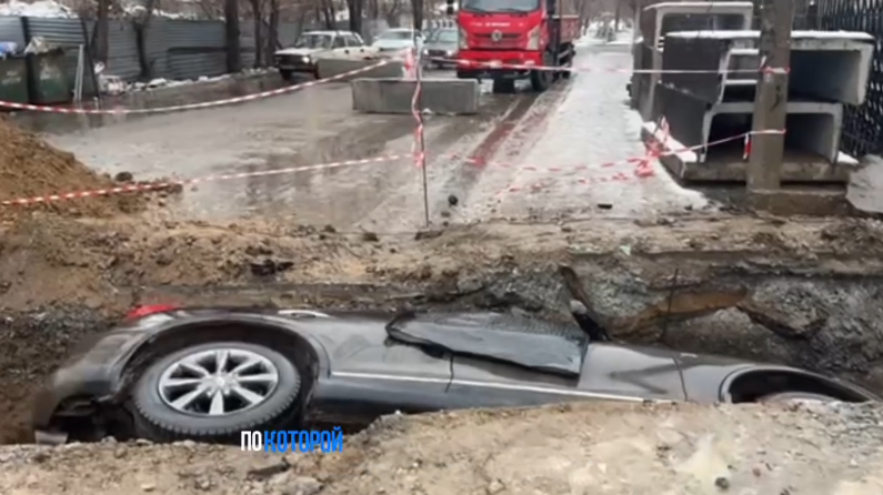 Автомобиль с ребенком полностью провалился в траншею в Костанае - видео