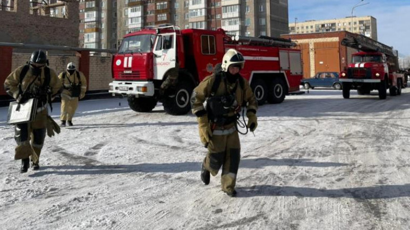 В Акмолинской области наградили пожарных, которые спасли двоих детей