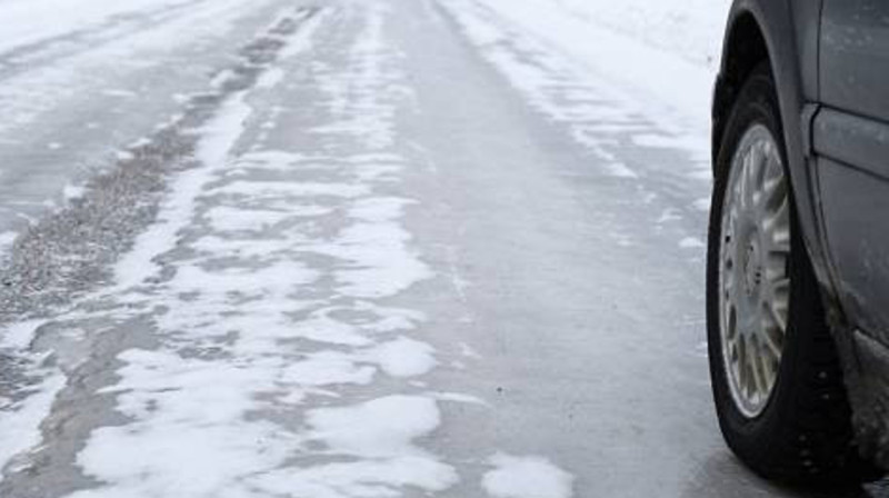 В ЗКО из-за гололеда закрыли трассу