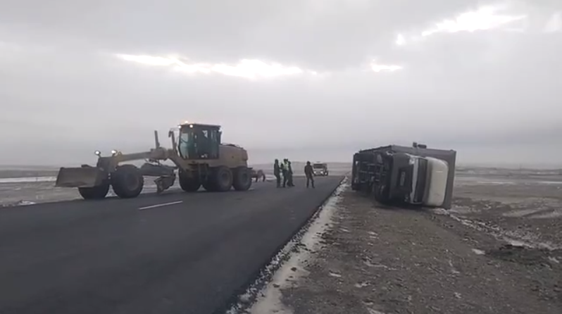 На трассе в Абайской области большегруз опрокинулся из-за сильного ветра 