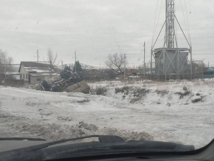 В Усть-Каменогорске погрузчик слетел в кювет