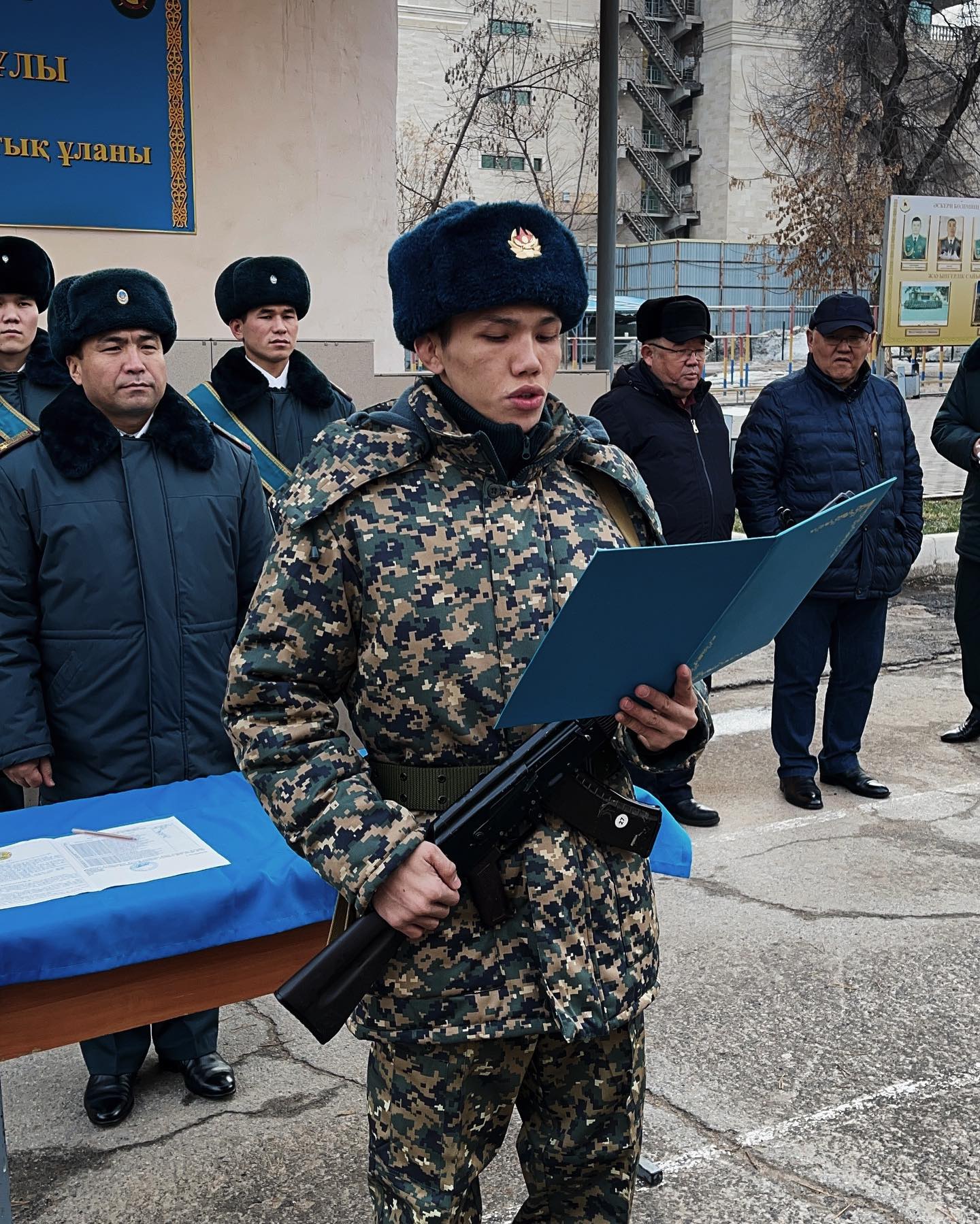 Чемпион мира по боксу из Казахстана ушел в армию