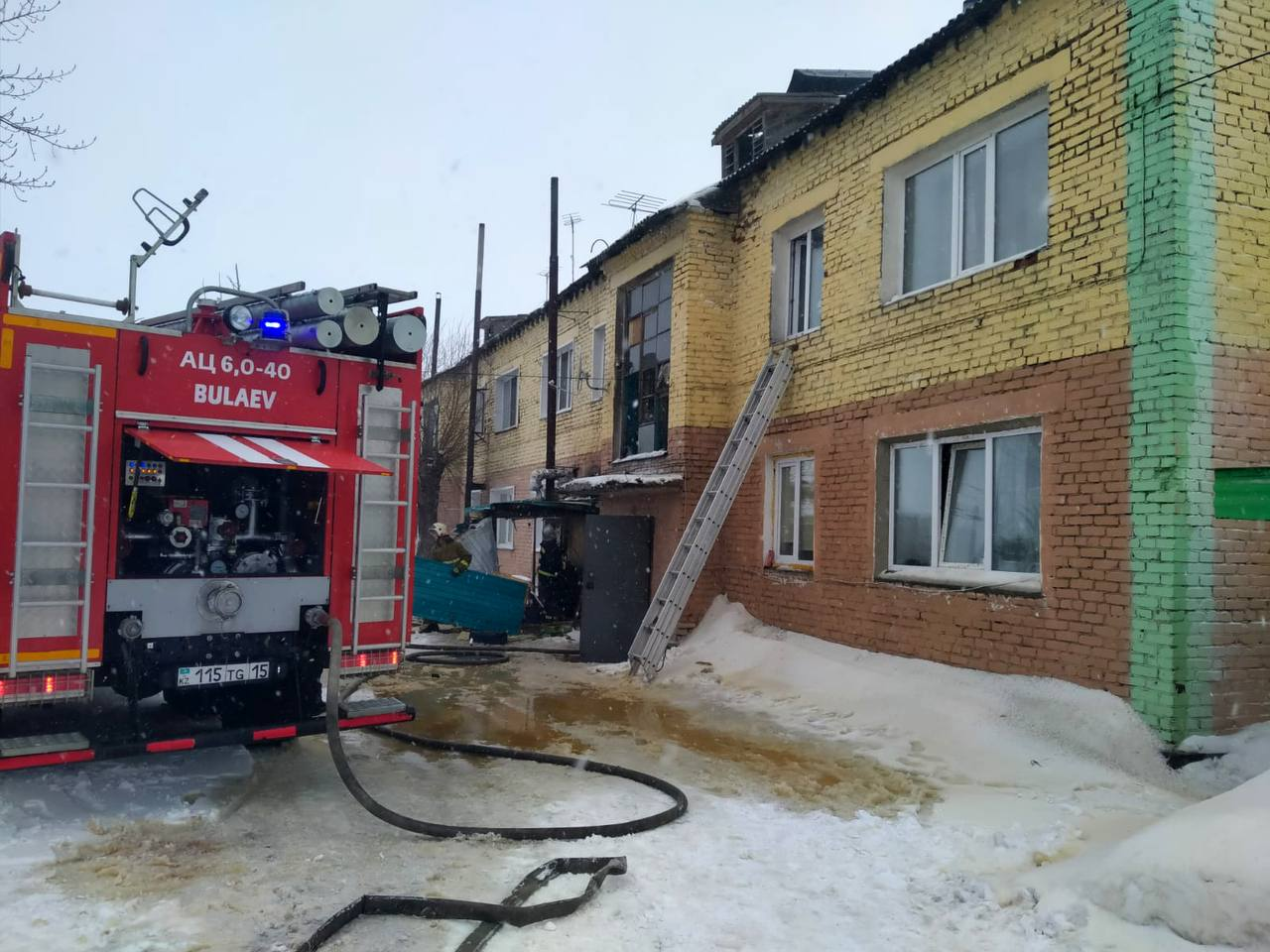 В СКО пожарные вывели из горящего дома тринадцать человек