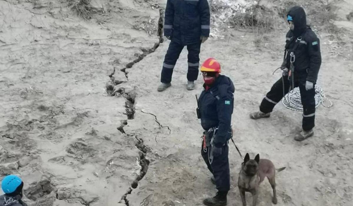 В Павлодарской области спасатели вторые сутки ищут автобус с людьми, который провалился в воронку