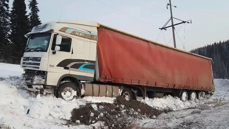 На трассе Усть-Каменогорск - Риддер дальнобойщики несколько дней живут в авто