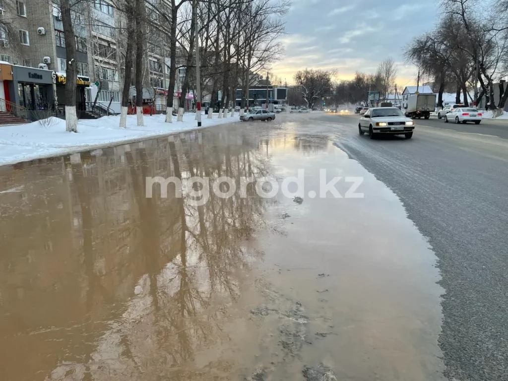 Из-за аварии на трубопроводе в Уральске подтопило несколько улиц 