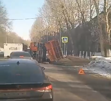 Прицеп опрокинулся у грузовика во время движения в Усть-Каменогорске