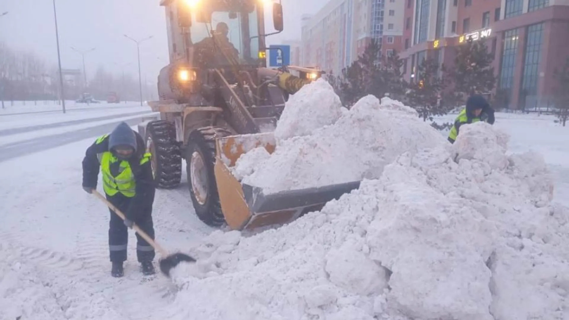 За сутки из Астаны вывезли более 3 тысяч грузовиков снега