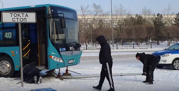 В Караганде водитель автобуса не вписался в поворот и снес светофор