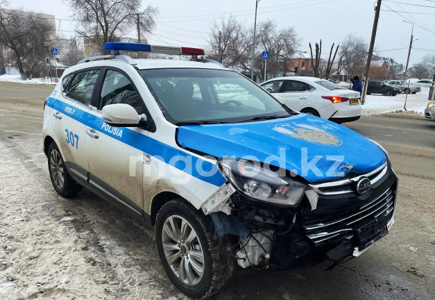 В Уральске полицейский автомобиль попал в ДТП