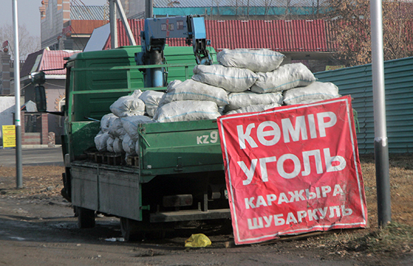 "В три раза дороже" - кому казахстанцы переплачивают за уголь