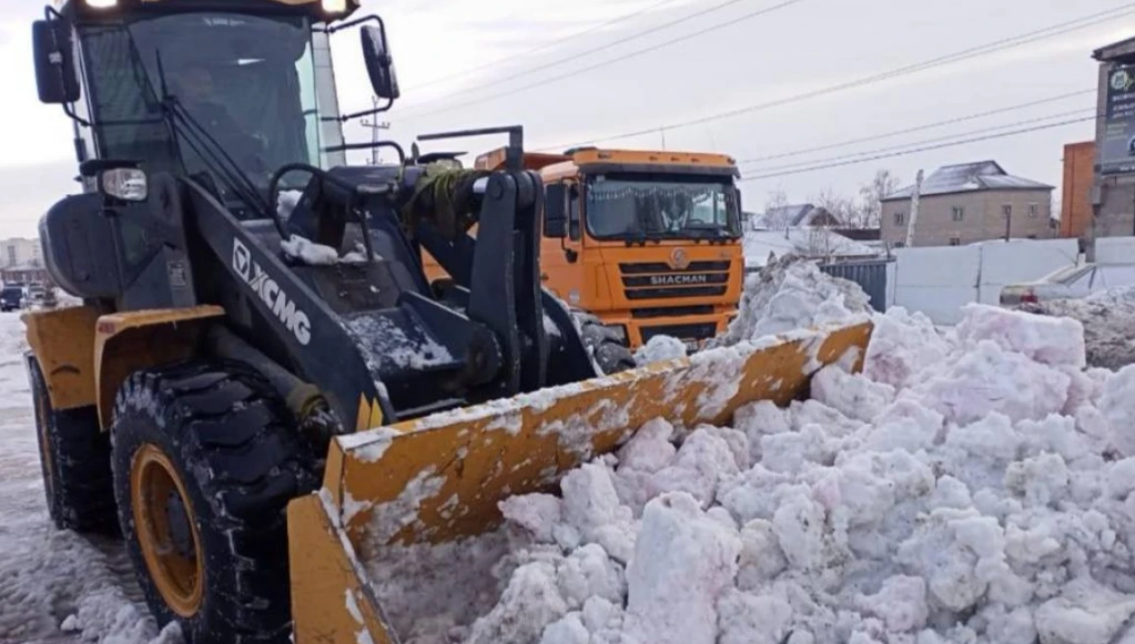 В столице более полутора тысяч снегоуборочных машин убирают улицы