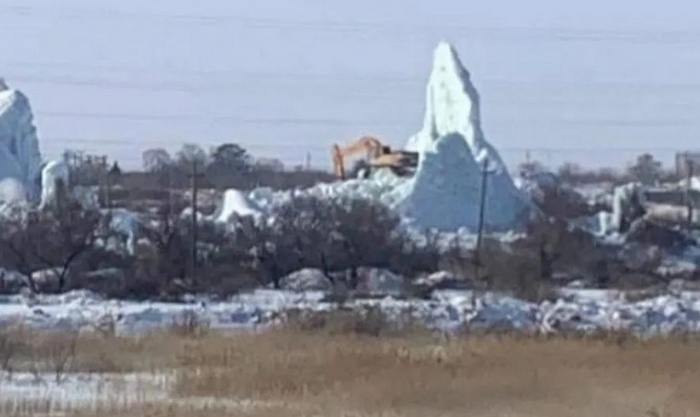 Ледники, появившиеся из-за прорыва водопровода, сносят возле Экибастуза 