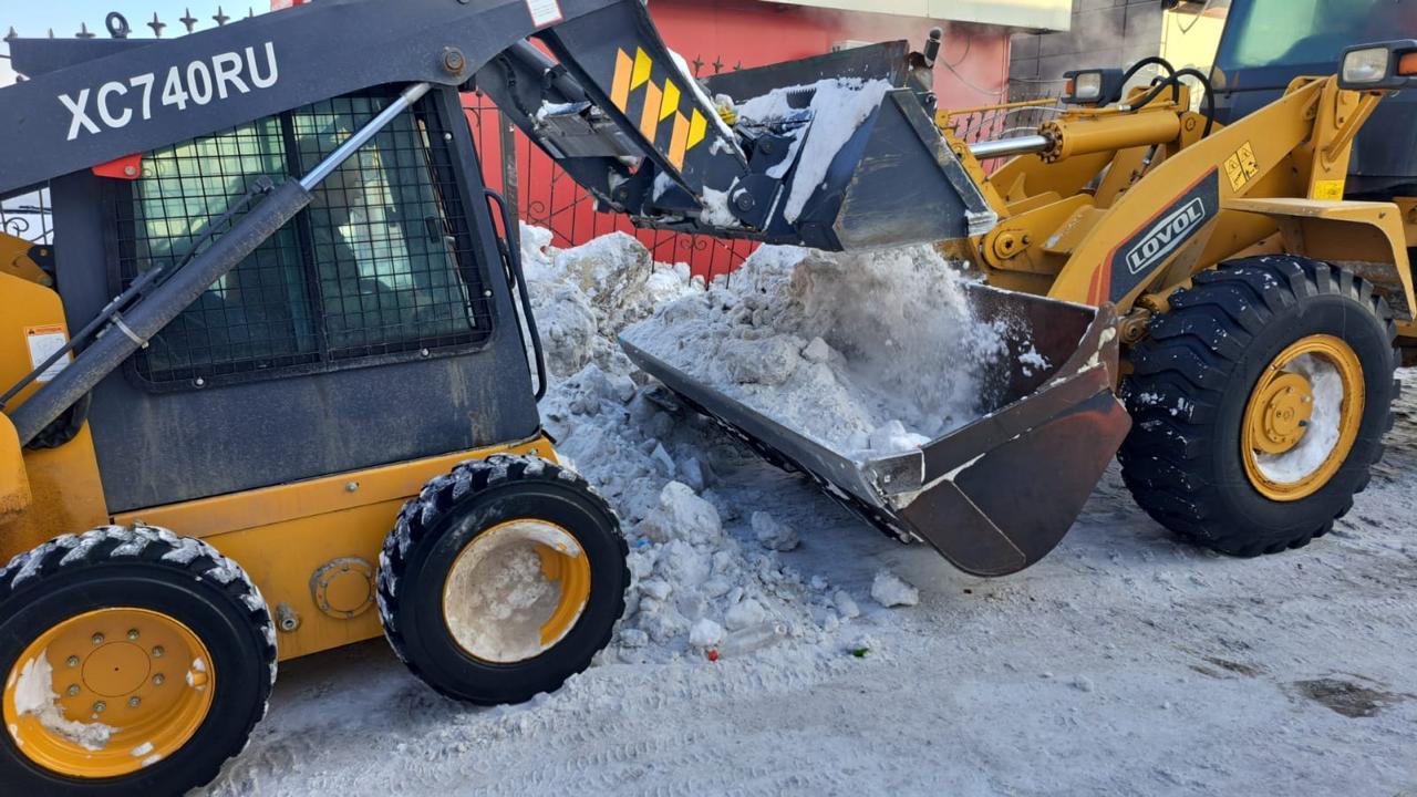 В Астане около 2,2 тыс. дорожных рабочих вышли на уборку снега