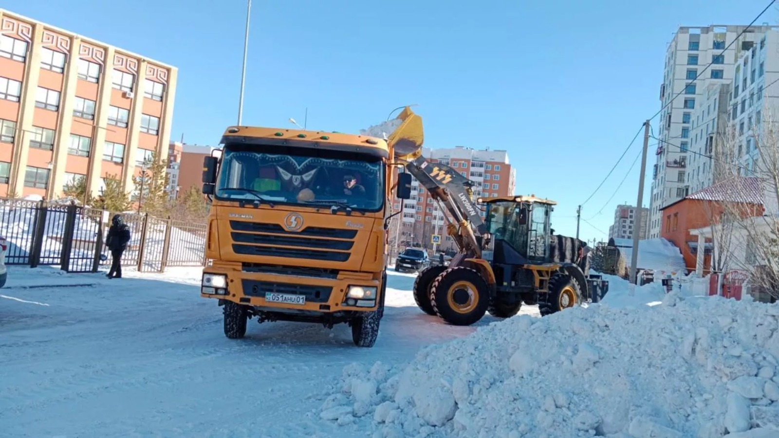 В столице на уборку снега вышли более 2,3 тысяч дорожных рабочих