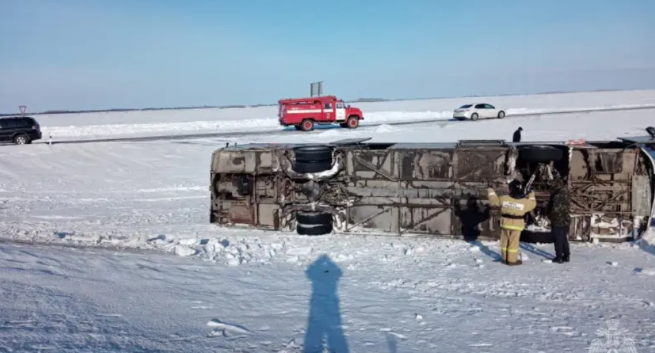 Пассажирский автобус, выехавший из Шымкента в Новосибирск, перевернулся на трассе