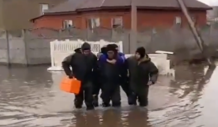 Медиков пришлось спасать от паводка в Актобе