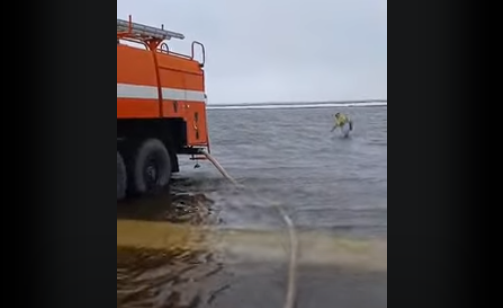 В сети видео появилось видео из затопленного аэропорта Актобе