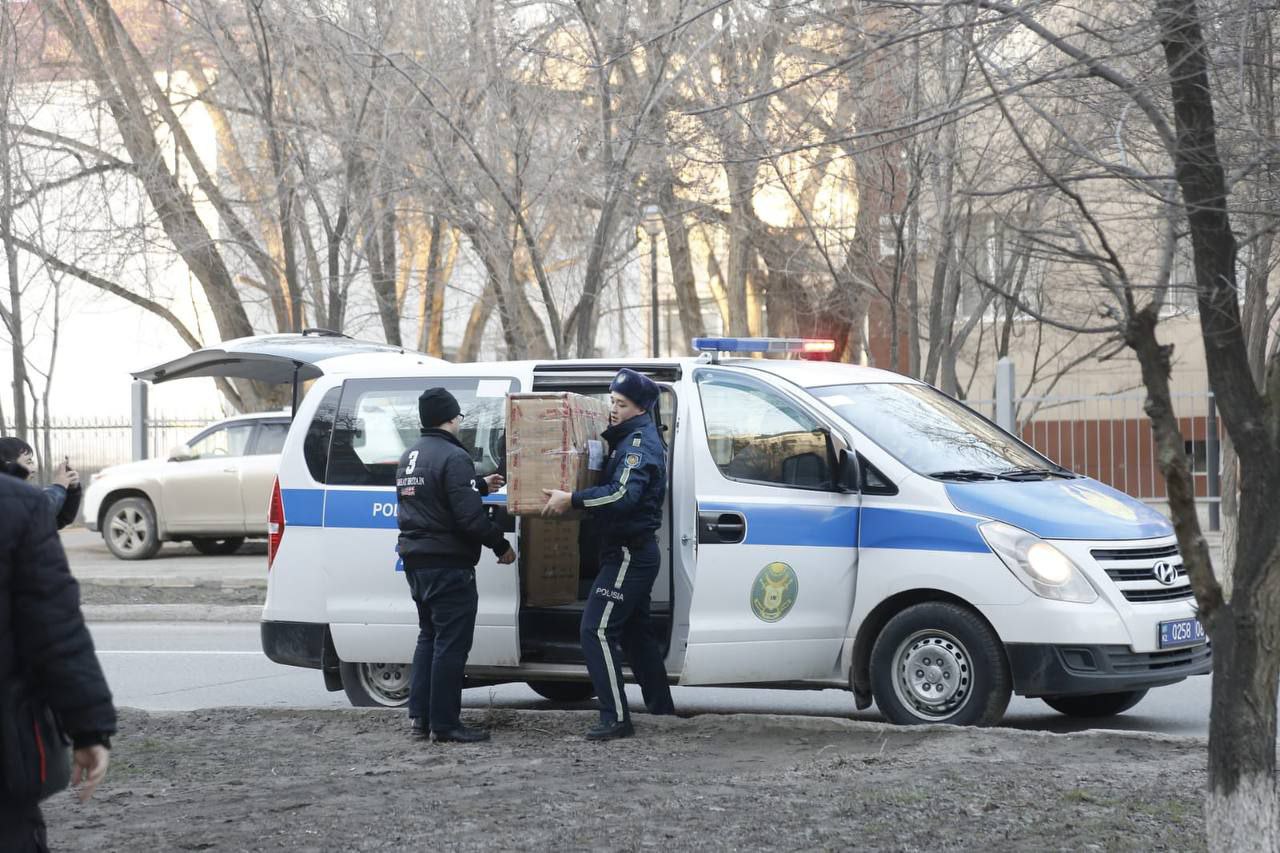 Полицейские помогают в отправке гуманитарной помощи для пострадавших от паводков