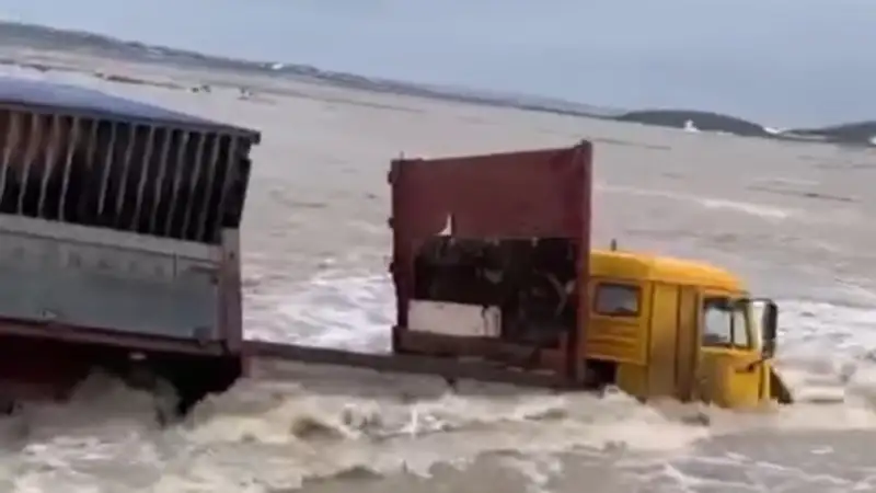 Фура упала в воду в Карагандинской области