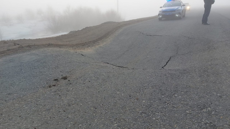 На трассе Уральск - Аксай асфальт ушел под землю