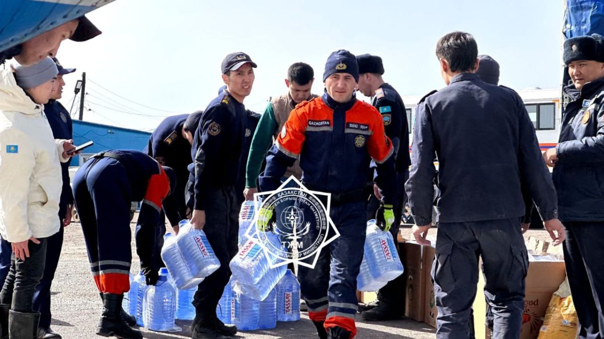 В Карагандинскую область в села на вертолете доставляют гуманитарную помощь