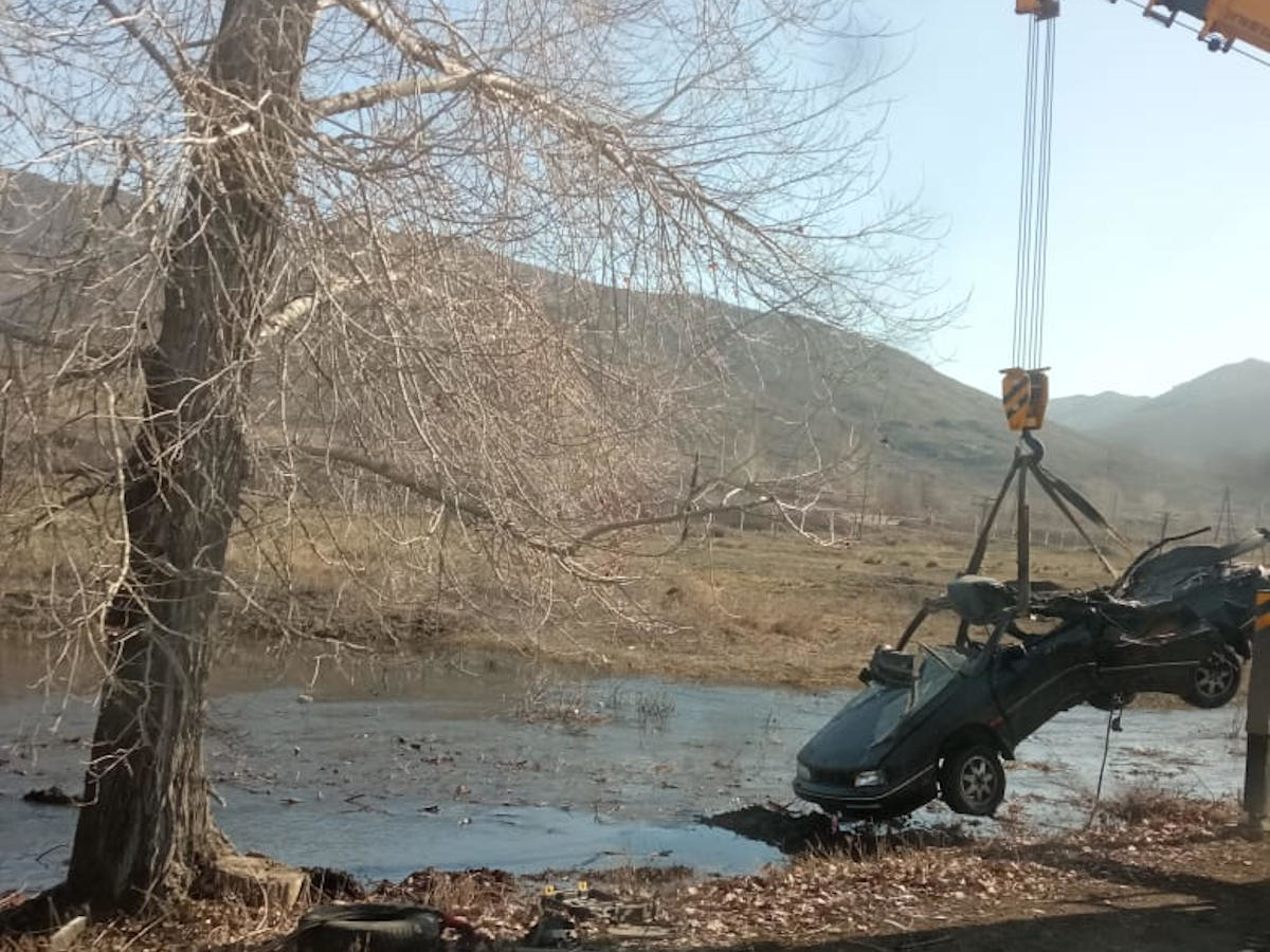 С республиканской трассы в водоем слетел автомобиль в ВКО