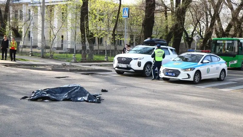 Пассажирский автобус насмерть сбил пожилую женщину в Алматы