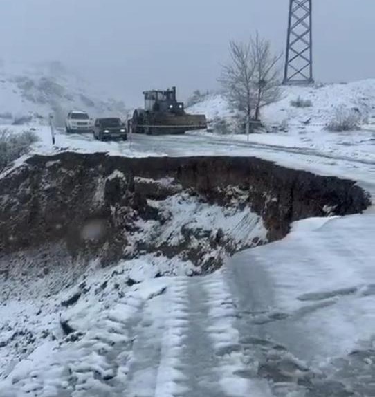 В ВКО обвалилась дорога