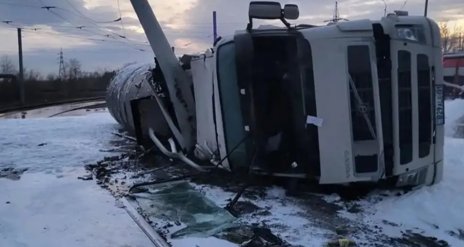 В Павлодаре перевернулся битумовоз