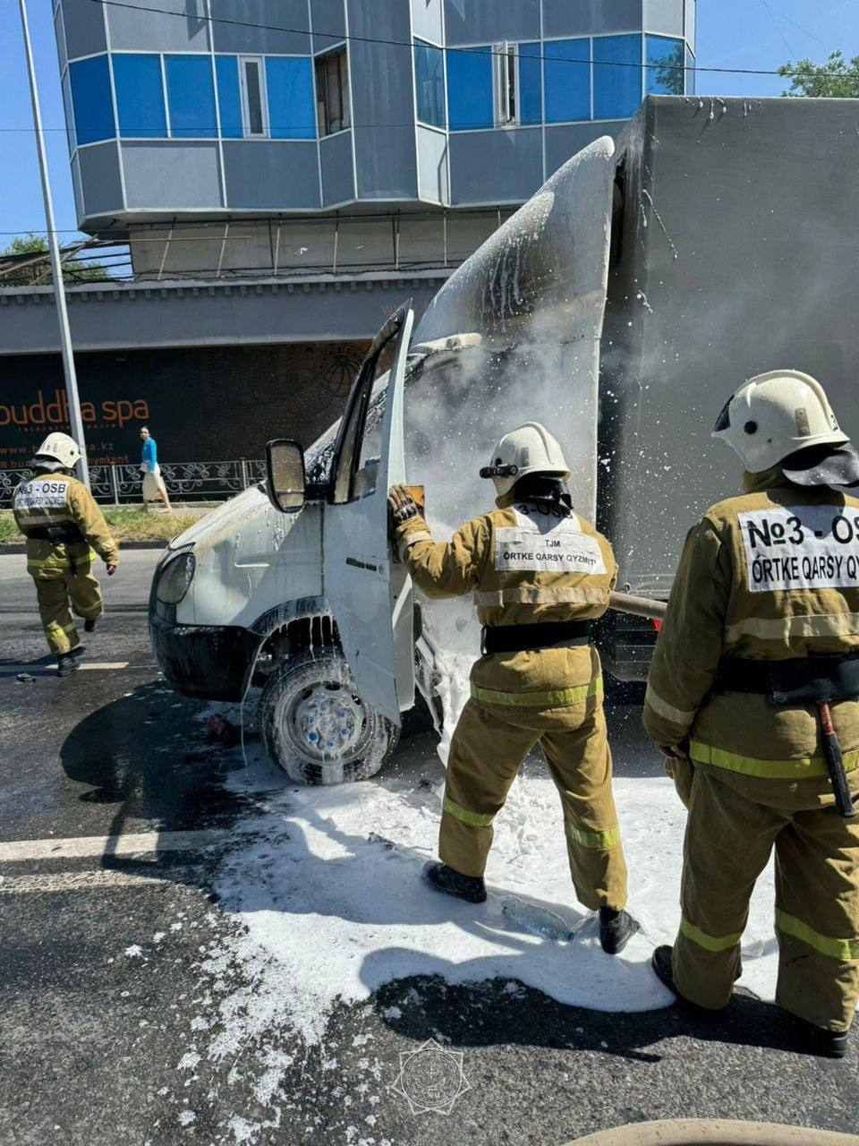 В Шмыкенте потушили загоревшийся грузовой автомобиль