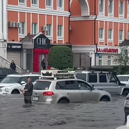 В Астане мужчина вышел на рыбалку посреди затопленной улицы