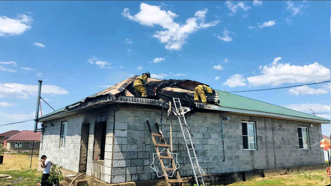 В Хромтау загорелась кровля частного дома