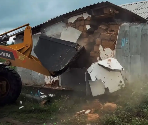 В Актобе начали сносить дома, которые стали аварийными из-за паводка