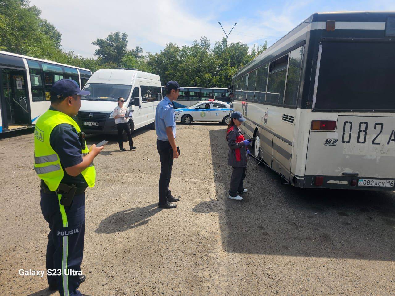 В ВКО полицейские проверяют водителей автобусов