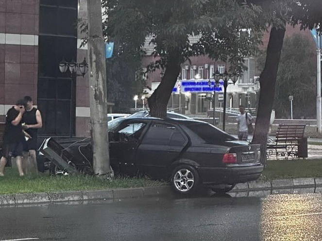 Автомобиль вылетел с дороги в Усть-Каменогорске