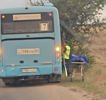 В Конаеве мужчина изрезал ножом пассажира в автобусе