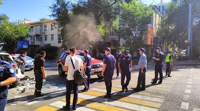 В центре Алматы случилось серьезное ДТП с полицейским автобусом