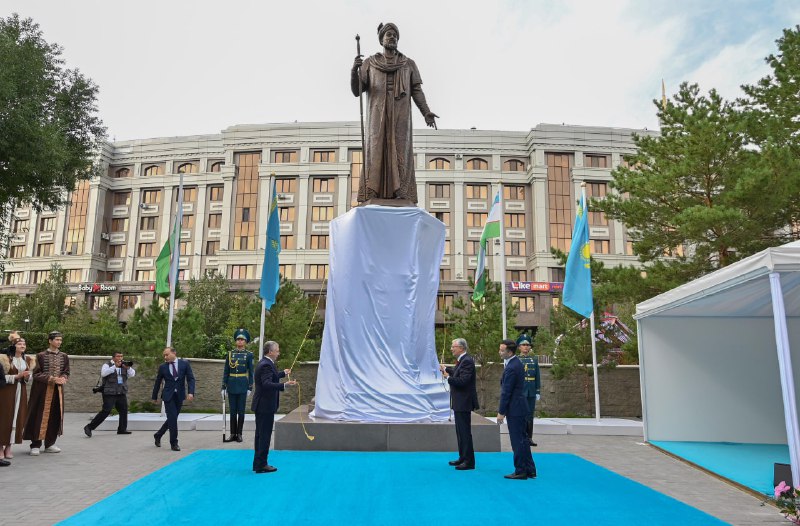 Токаев и Мирзиёев открыли новый памятник в Астане