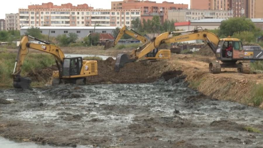 В Кокшетау очищают русло реки Кылшакты